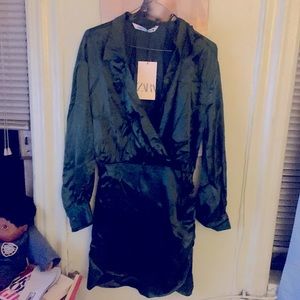 It's a Zara Dress Color green size medium